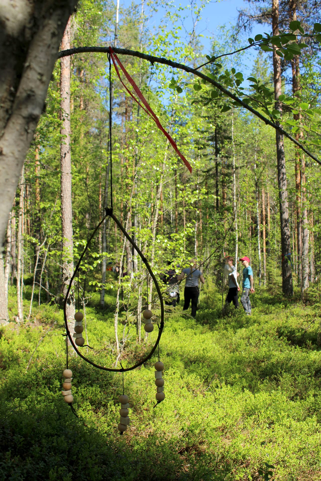Mobilet toimivat oppaina polulla, joka vie taideteoksen äärelle