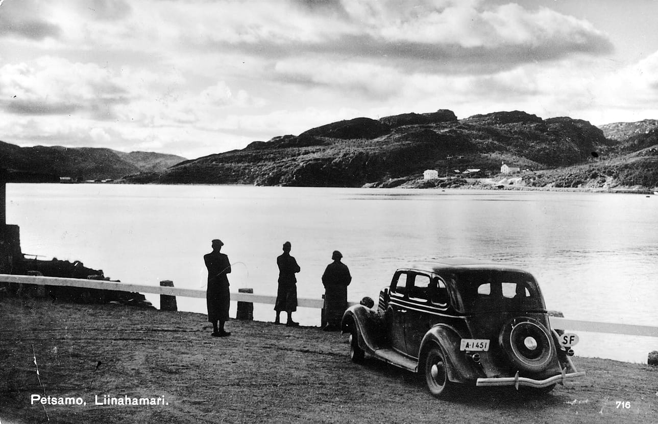 Petsamosta tuli 1920- ja 1930-luvuilla suomalaisille myös matkailukohde. Vuonon toisella rannalla pilkottaa Liinahamarin matkailuhotelli. Kuva ilmeisesti 1930-luvun lopulta.