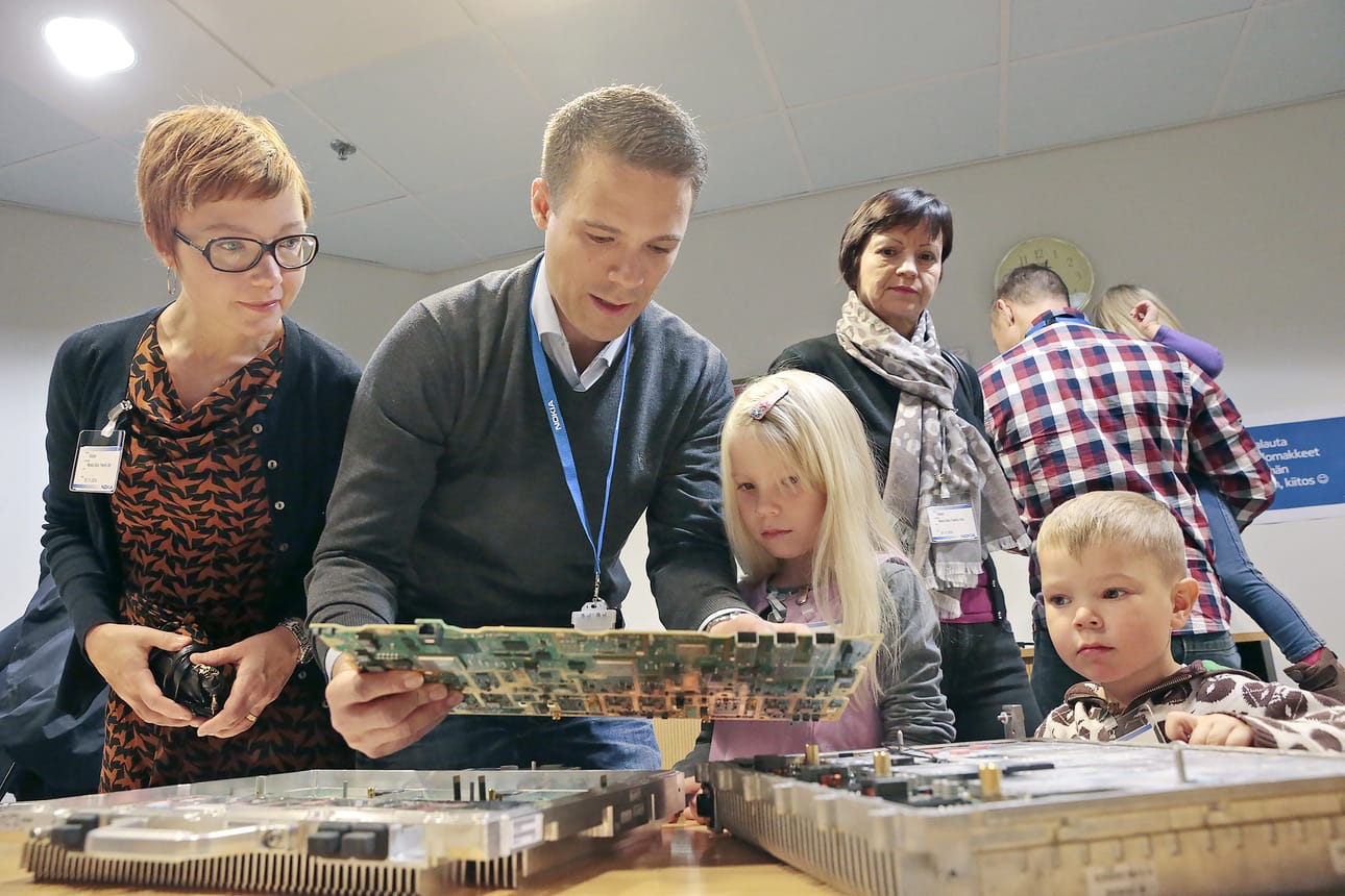Nokian Networksin työntekijät esittelivät työpaikkaansa perheilleen.