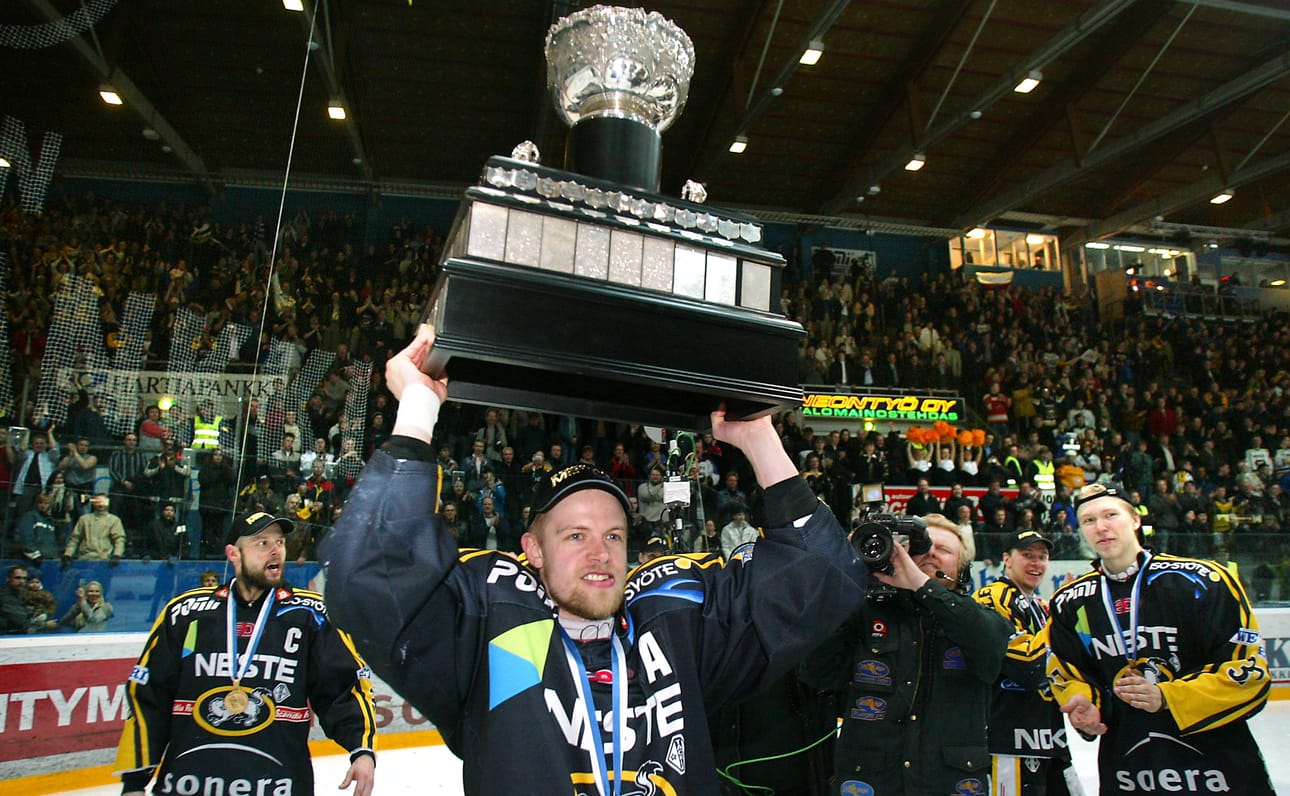 Mikko Myllykoski pääsi nostelemaan mestaruuspokaalia kotiyleisön edessä Raksilassa keväällä 2004.