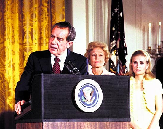 Presidentti Richard Nixon hyvästeli valkoisen talon yhdessä vaimonsa Pat Nixonin ja tyttärensä Tricia Nixonin kanssa elokuussa 1974.