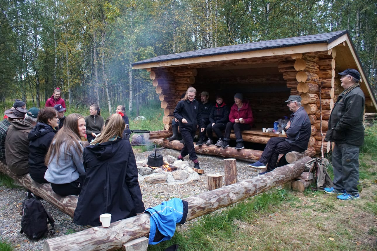 Sarakyläläisten talkoilu on tuottanut tulosta, luontopolku laavuineen on juhlaa vaille valmis. Juutislammen luontopolun avajaisia vietetään tulevana lauantaina Sarakylässä.