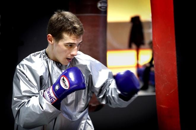 Kehä-Jussien menestynyt nuori nyrkkeilijä Markus Pasanen harjoittelee 8-10 kertaa viikossa. Nyrkkeilytreeneissä hän käy usein urheilutalon kamppailusalissa. Kuva: Jouko Hänninen
