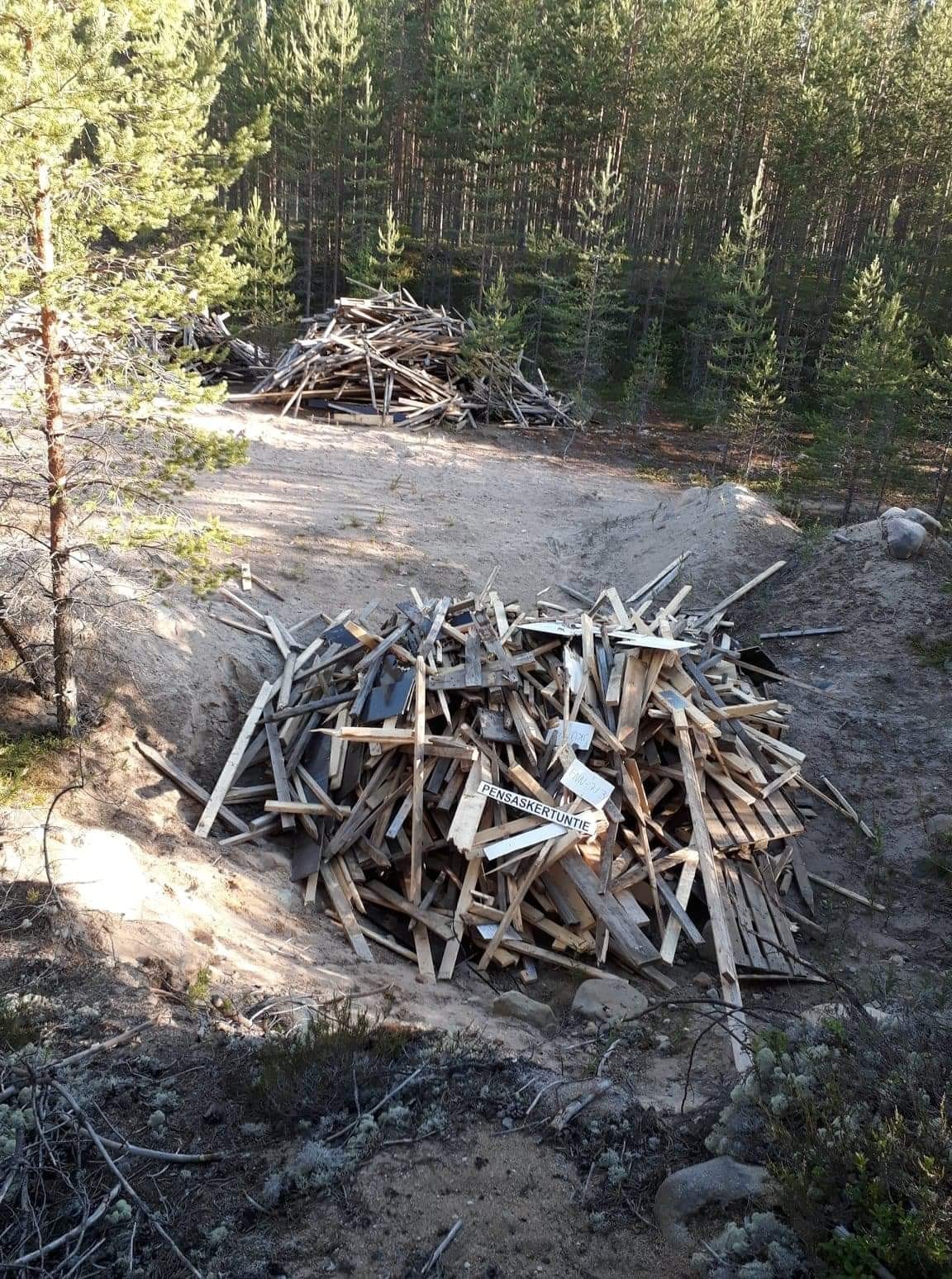 Suviseuroista peräisin olevat puutavarakasat havaittiin Pikkaralassa torstaina.