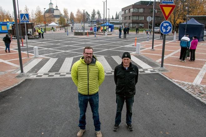 Isä ja poika, Juha ja Erkki Hietikko, yhden työntekijänsä kanssa tekivät kesän aikana Kurikan uuden katukiveyksen. KUVAT: JORMA HAVULA