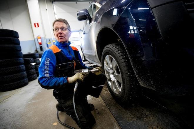 Asentaja Kari Pukkinen on tuttu kasvo monelle asiakkaalle Seinäjoen seudulla. Ura pyöreiden mustien kiekkojen kanssa on kestänyt kaikkiaan 45 vuotta. Tämä syksy saattaa olla palvelusvuosien perusteella miehen viimeinen urakka talvirenkaiden kanssa Seinäjoen Rengaskeskuksessa. KUVAT: JAAKKO ELENIUS