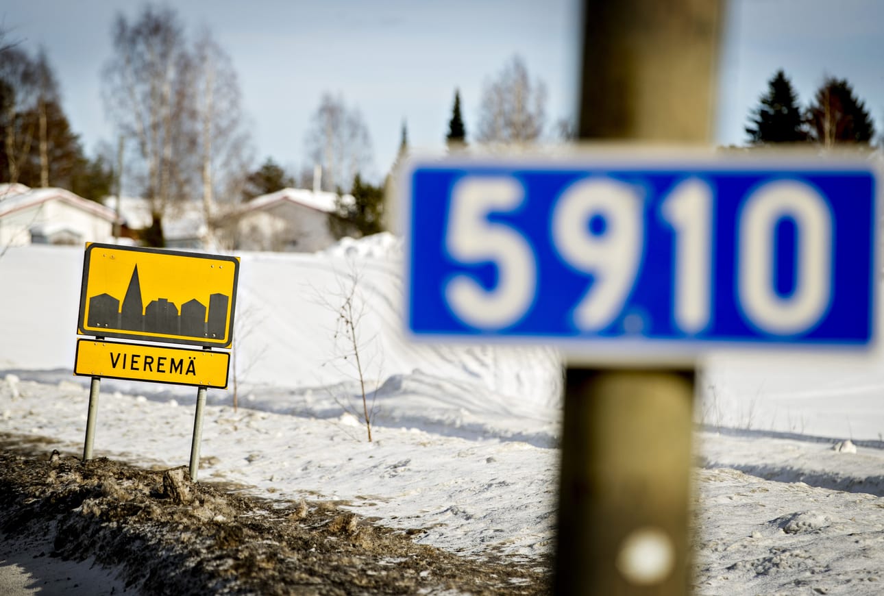Vieremältä maakunnan pääkaupunkiin Kuopioon on matkaa 110 kilometriä, Kajaaniin 80 kilometriä, Iisalmeen 25 kilometriä.