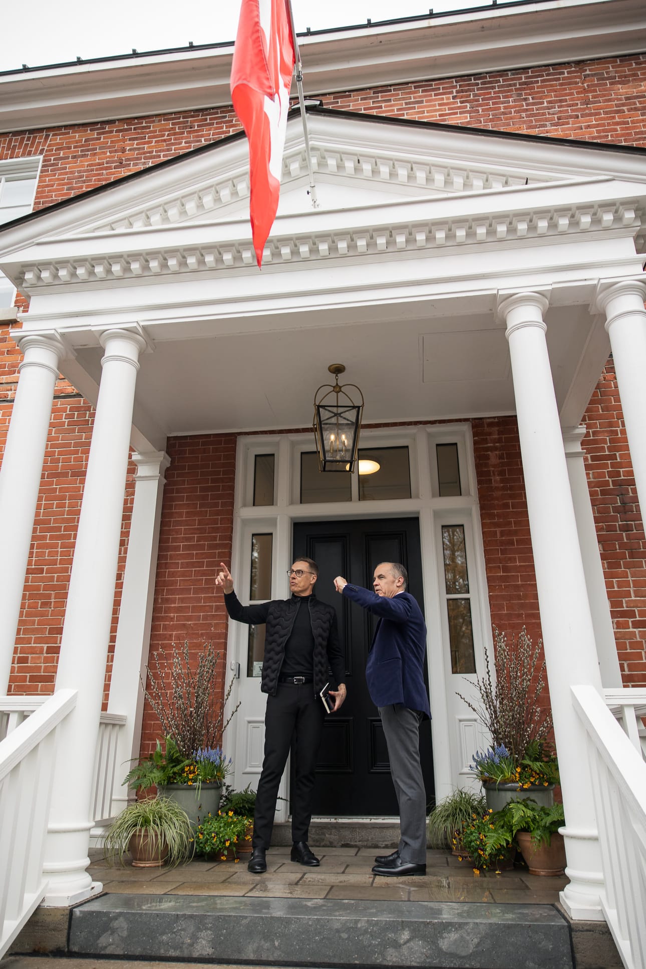Kanadan pääministeri Mark Carney (oik.) tarjosi presidentti Alexander Stubbille tiistaina illallisen virka-asunnollaan.