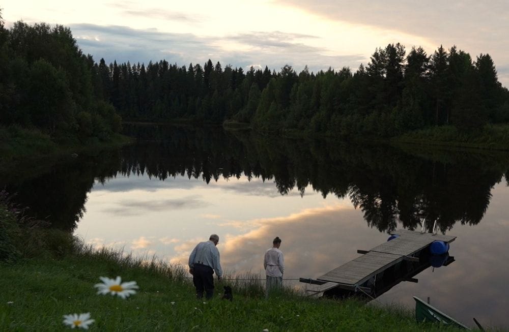 Still-kuva videoteoksesta Kiiminkijoki – Veden äärillä. Teos esitetään ulkoilmanäytöksenä sään salliessa.