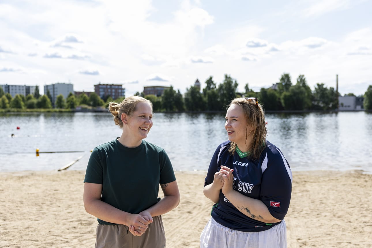 Laura Kartano (vas.) ja Sofia Rinne kertovat käyvänsä paljon kesällä uimassa.