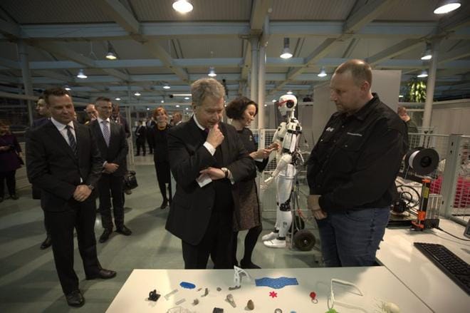 Presidentti Sauli Niinistö ja rouva Jenni Haukio tutustuivat Technobothnialla teknologisiin innovaatioihin. Tuntiopettaja Osku Hirvonen esitteli muun muassa Airbus-matkustajakoneeseen suunniteltuja ultrakeveitä turvavyön solkia. KUVAT: JARNO PELLINEN