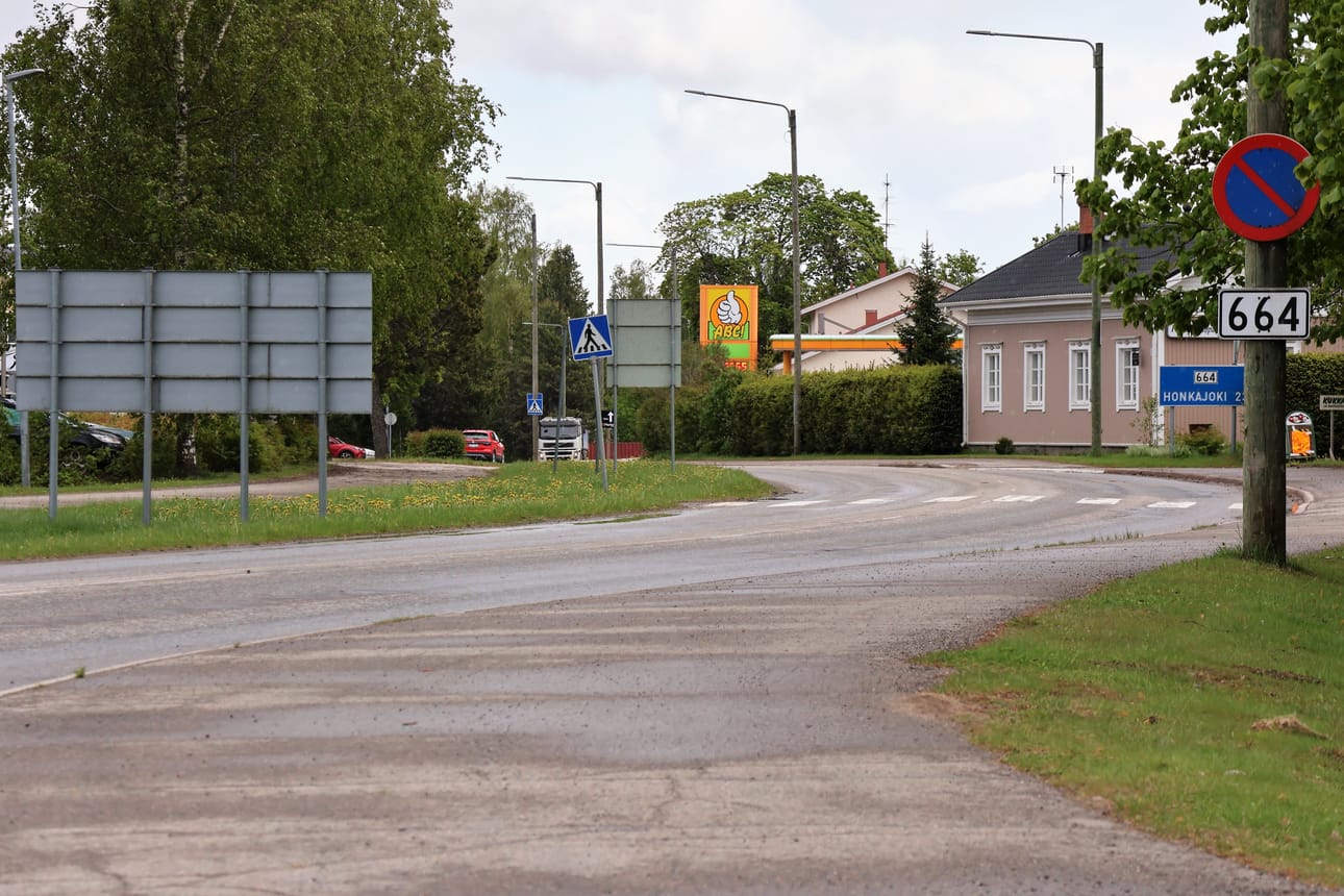 Alkuvuonna yhtiö avasi 5g-verkon Isojoelle ja Evijärvelle. Kuvassa Isojoen raittia. Arkistokuva. Lotta Kallio