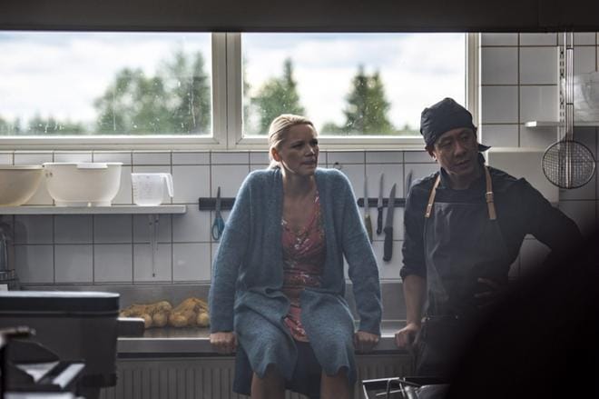 Anna-Maija Tuokon esittämä Sirkka ja Mestari Cheng (Chu Pak Hong) ystävystyvät Sirkan baarin keittiössä. Oikealla ohjaaja Mika Kaurismäki. KUVA: