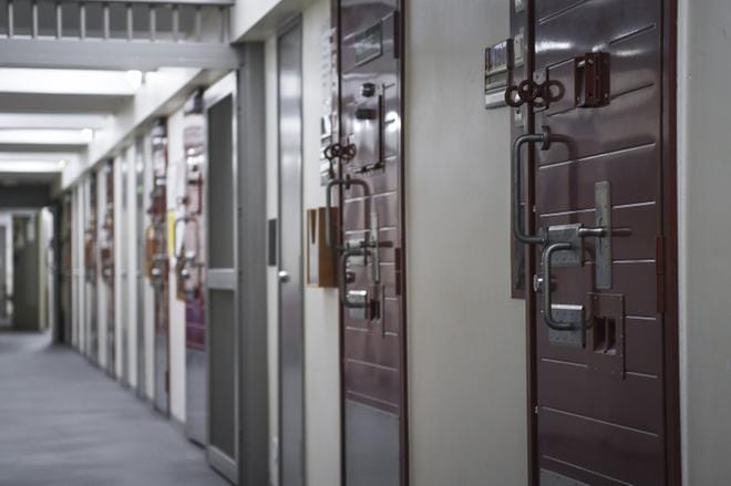 Vankilaviranomaisten oikeudet ilmoittaa radikalisoituneista vangeista poliisille heikkenivät lain uuden tulkintaohjeen vuoksi. Suomen vankiloissa istuu arvion mukaan yli sata eri tavoin radikalisoitunutta vankia. KUVA: Kimmo Brandt