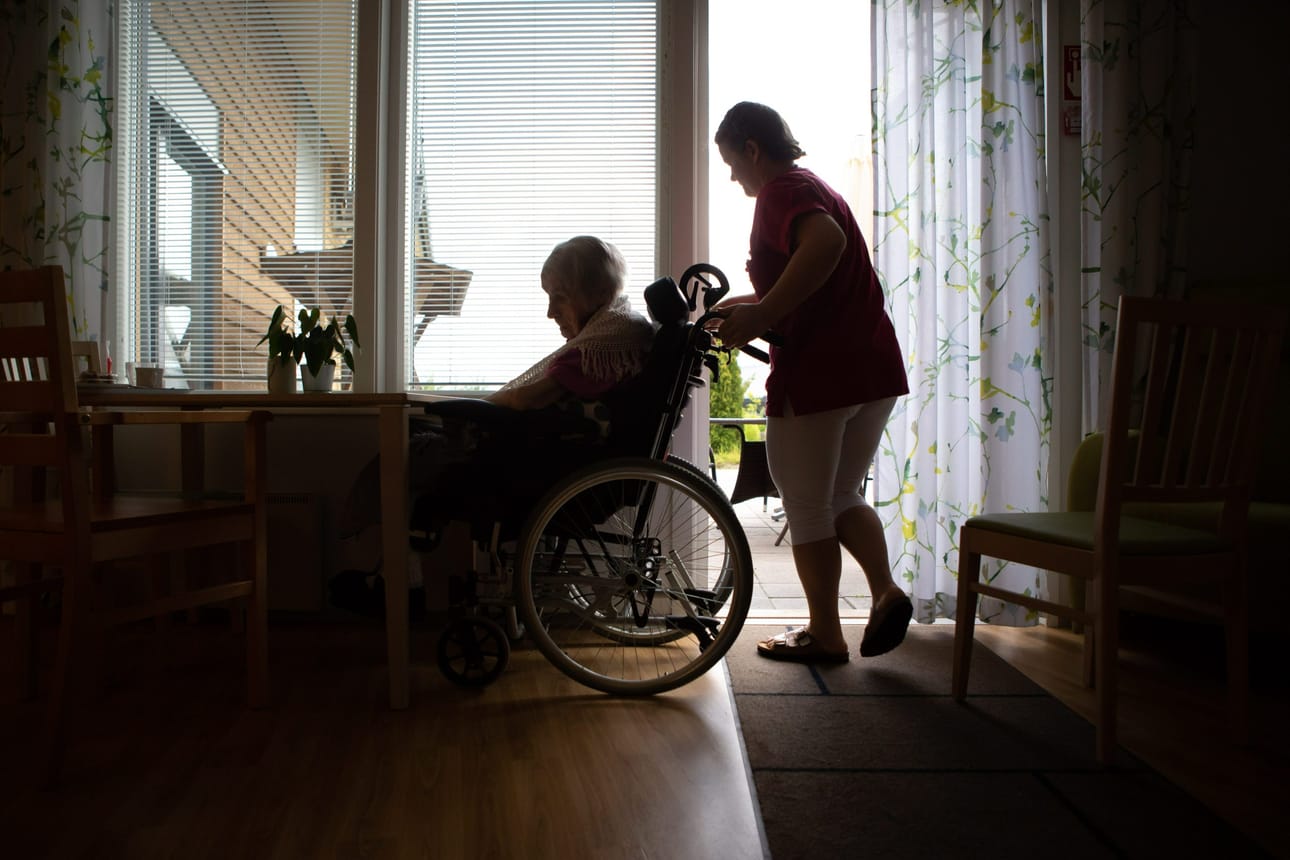 Joka kymmenes vanhuspalvelun toimintayksikkö ei vielä toukokuussa yltänyt laissa vaadittuun henkilöstön vähimmäismitoitustasoon. LEHTIKUVA / ANNI REENPÄÄ