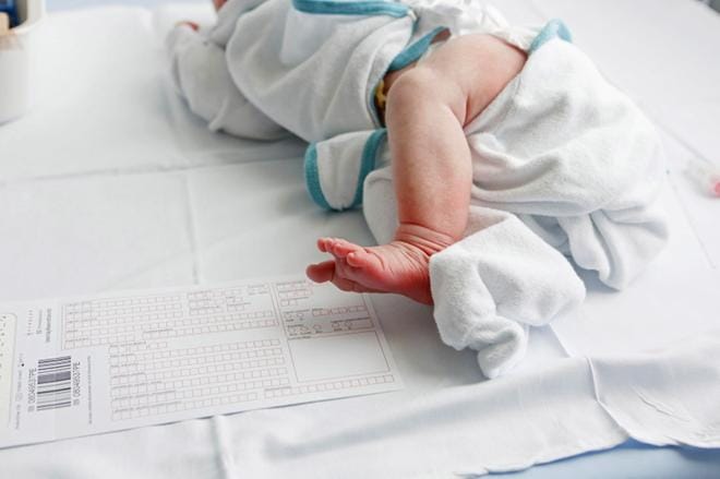 Kuvituskuva. Kotimaisen adoption taustalla on usein yllätysraskaus. KUVA: Pasi Leino/Arkisto