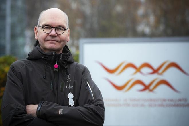 Vaasan kaupungin johtava ylilääkäri Heikki Kaukoranta kiittelee Isolahden koulun toimintaa. – Koulussa on todella panostettu sosiaalisen etäisyyden pitämiseen luokkien välillä. ARKISTOKUVA: JARNO PELLINEN
