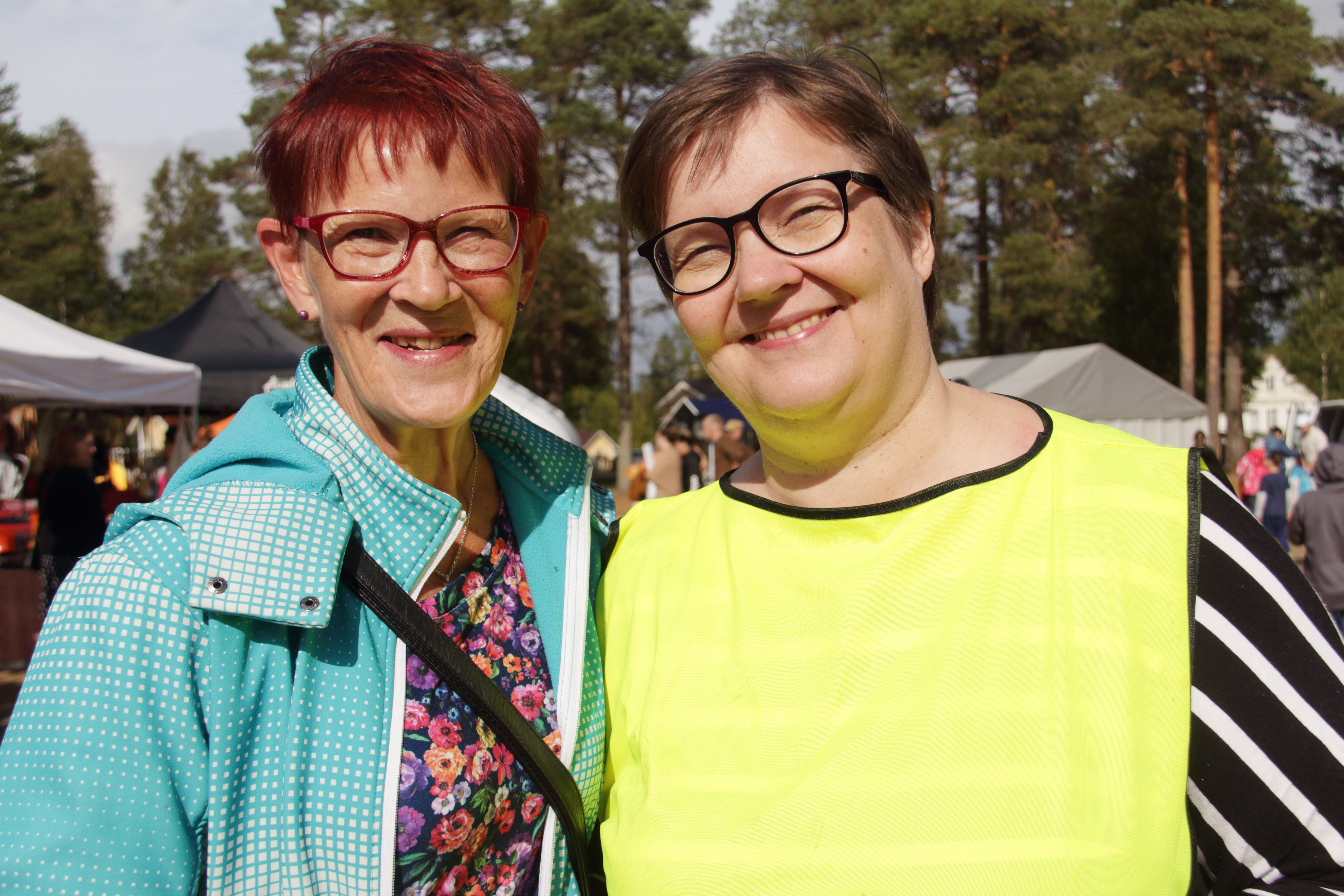 Pirjo Orava ja Merja Junnila kiertelivät markkinayleisön seassa myyden arpoja. 