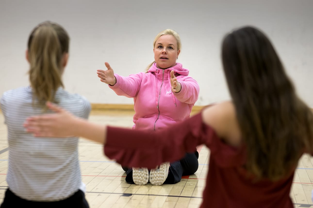Koulufysioteraupeutti Katja Hovi vieraili torstaina Merikadun koulun valinnaisella kehonhuollon kurssilla.