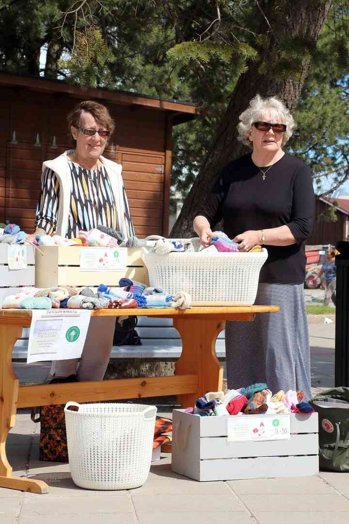Silja Visuri ja Hilkka Kortet Ylivieskan kirkon hyväksi pystytetyllä torikojulla.