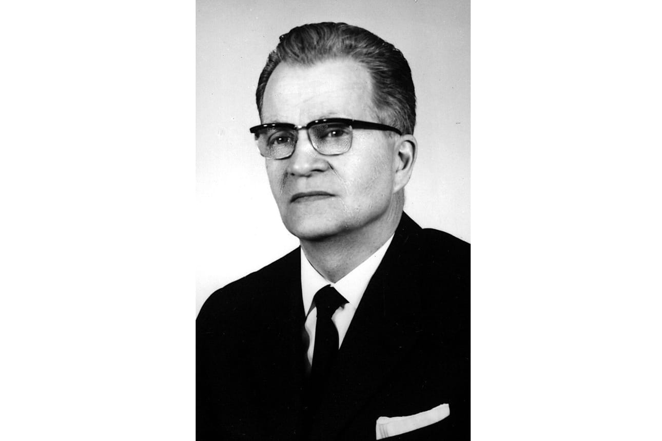 Raahelainen Sähkökuvaamo E. Koljonen ikuisti Tuure Helmeri Pihan valokuvaan lehtorin 60-vuotispäivänä vuonna 1969.