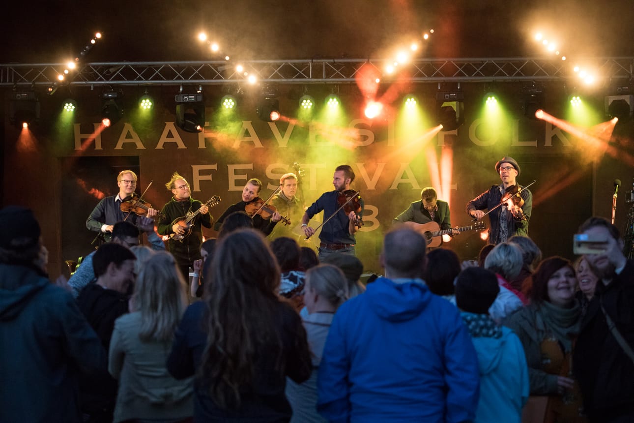 Haapavesi Folk Music Festivalin pitkästä historiasta on julkaistu myös Folkit!-kirja.