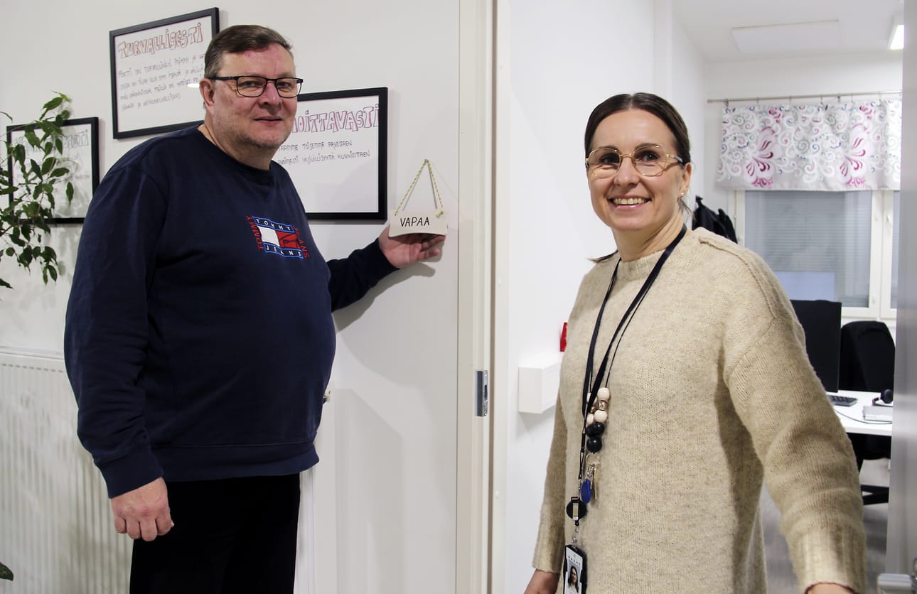 TE-asiantuntija Ossi Männistö ja Tuija Hiitola pitävät toimistoa Oulaisissa. Uudistuksen tuomien käytännön muutosten vakiinnuttua he alkavat kulkea myös muissa Raahen työllisyyspalvelualueen kunnissa kohtaamassa asiakkaita.