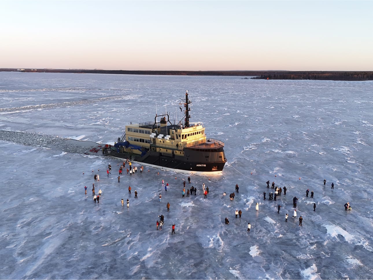 Risteilytoiminta aloitetaan Norjan Huippuvuorilla kuvassa olevalla M/S Arktis-jäänmurtajalla.