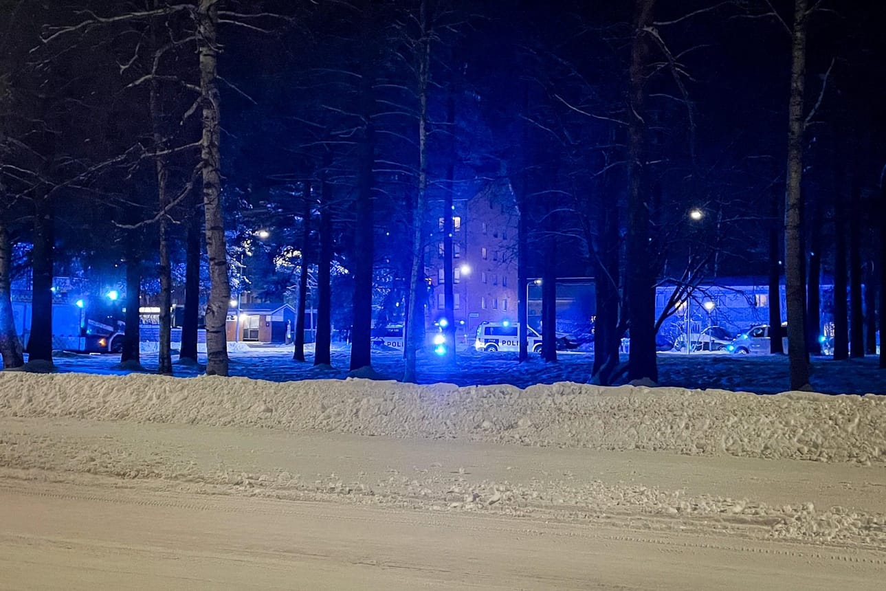 Oulun poliisilla oli iso tehtävä Välivainiolla sunnuntai-iltana. Paikalla oli runsaasti viranomaiskalustoa.