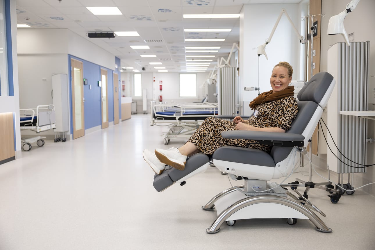 OYSin syöpäkeskuksen osaamiskeskusjohtaja Hanne Kuitunen esitteli Kalevalle viime syksynä F-talon syöpäklinikan uutuuttaan hohtavia tiloja.