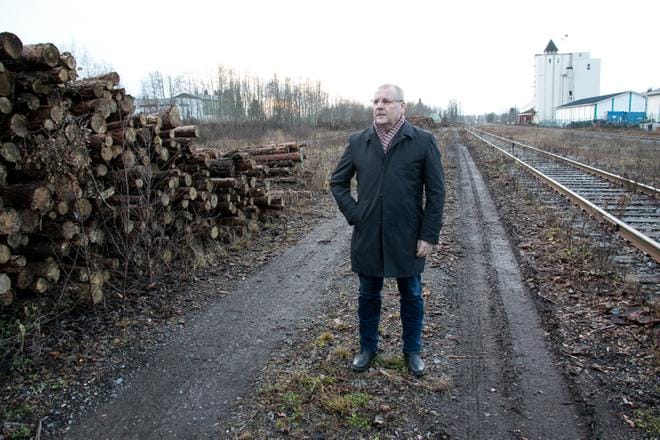 Teuvan asemalle mahtuu seisomaan nykyisellään vain 12 junavaunua kerralla, ja vaunut yhdistetään Seinäjoella yhdeksi pitkäksi junaksi. Jorma Vierula sanoo, että asemalaituria pitäisi pidentää sadalla metrillä. Raakapuu lastataan suoraan rekoista vaunuihin. KUVA: JORMA HAVULA