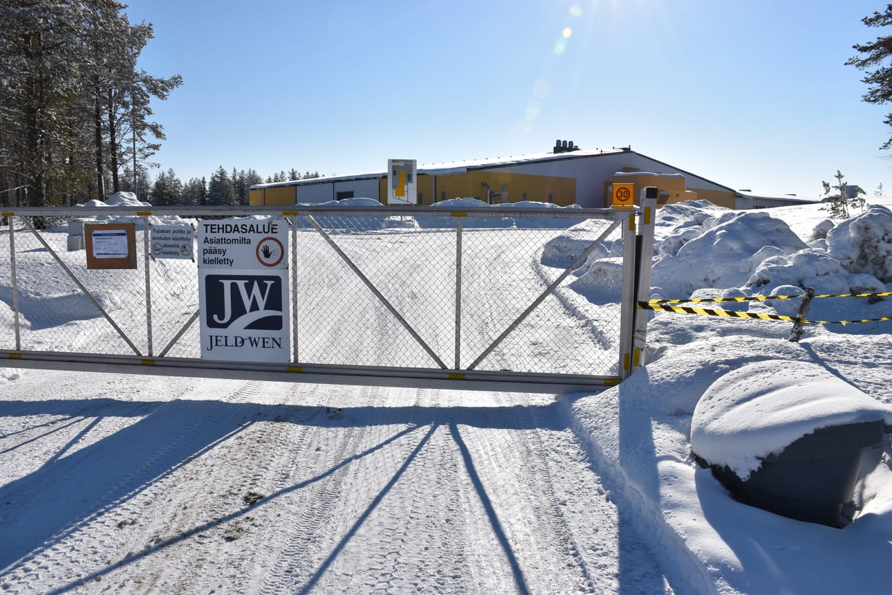 Jeld-Wen Suomi Oy:n omistama Mattiovi Oy:n Posion tehdasta uhkaa lakkauttaminen. Tehdas sijaitsee Kuusamontien varressa, noin 3,5 kilometriä Posion keskustasta Kuusamon suuntaan.