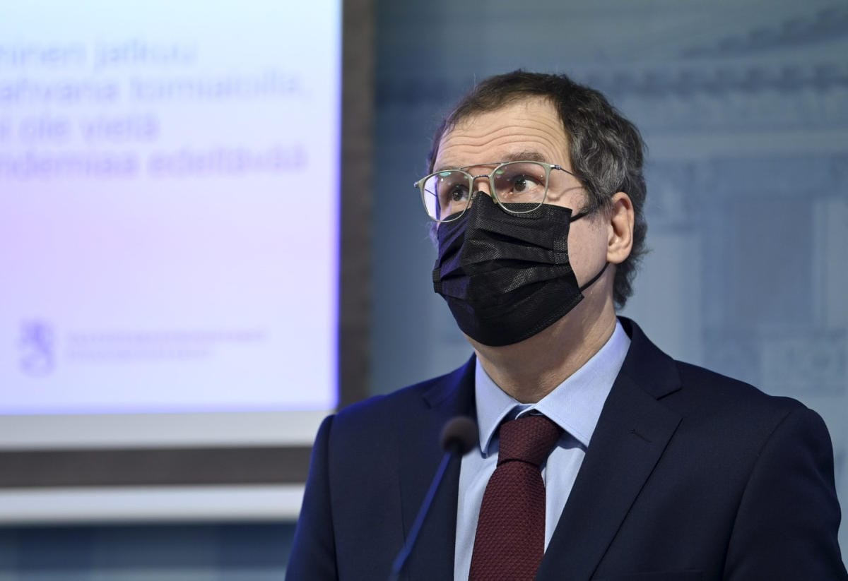 Finanssineuvos Jukka Railavo esitteli valtiovarainministeriön taloudellisen katsauksen. LEHTIKUVA / Emmi Korhonen