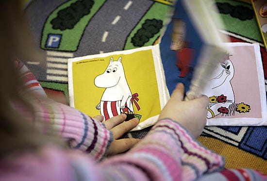 Lapsille opetetaan tapoja Muumihahmojen avulla.