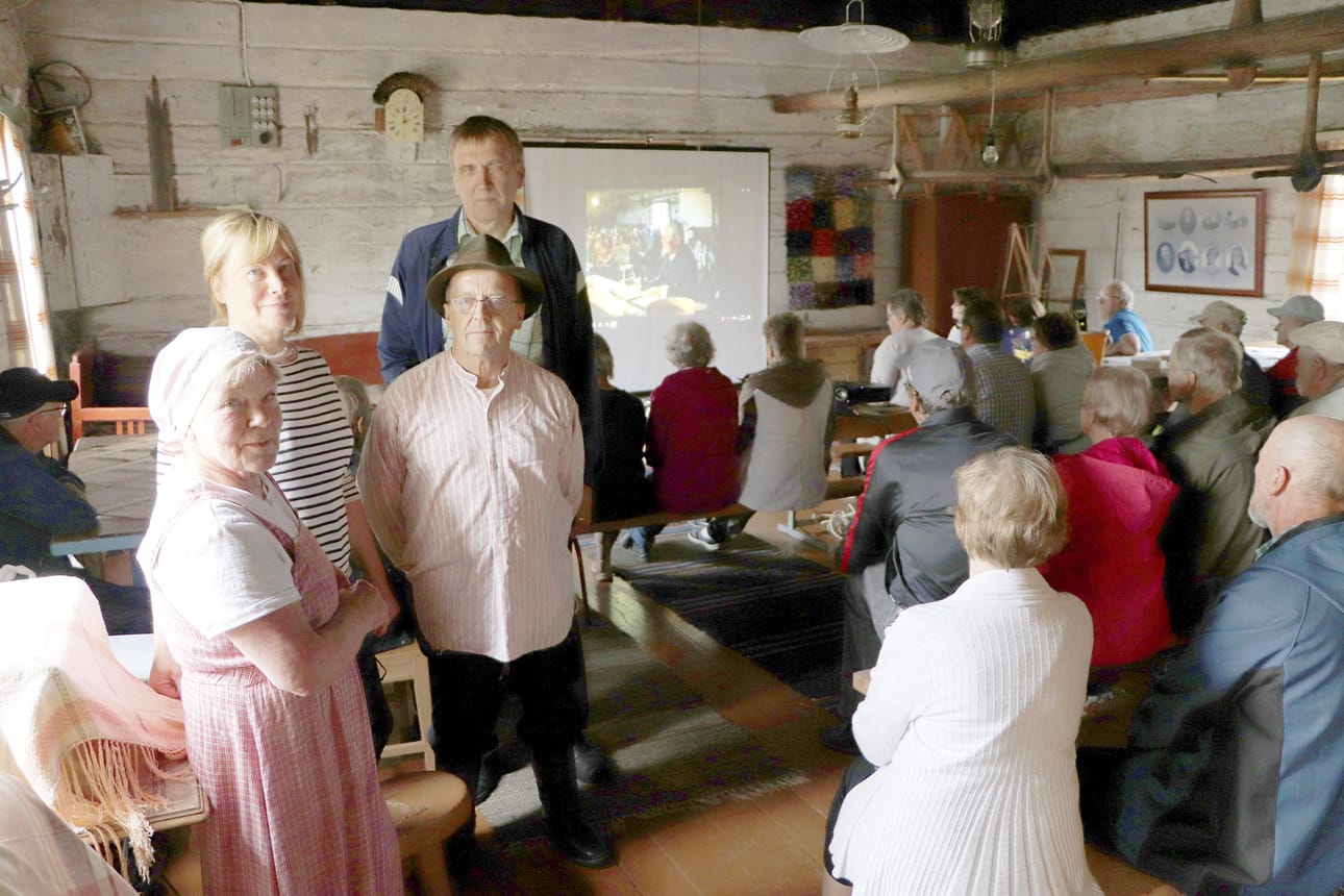 Taipaleenharjun kyläpäivillä Sankalan kievaritalossa, Anja Jussila, Maija Lax, Seppo Sankala ja Ensio Kauppila esittelivät kylän historiaa. Taustalla pyörii vuonna 1991 videoitu kylänäytelmä.