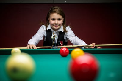 10-vuotias oululainen Vilho voitti jo kaksi vuotta sitten aikuisen ranking-kilpailuissa – pian hän pääsee näkemään, kun snookerin maailmanmestarit kohtaavat