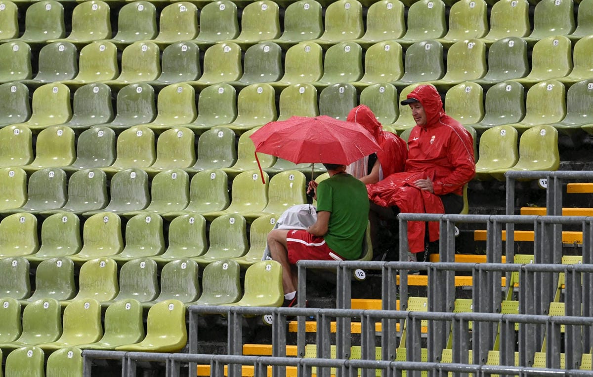 Münchenin olympiastadionin kattamattomat katsomot tyhjenivät sukkelaan tahtiin sen jälkeen, kun sade alkoi ropista alas taivaalta. LEHTIKUVA / Heikki Saukkomaa