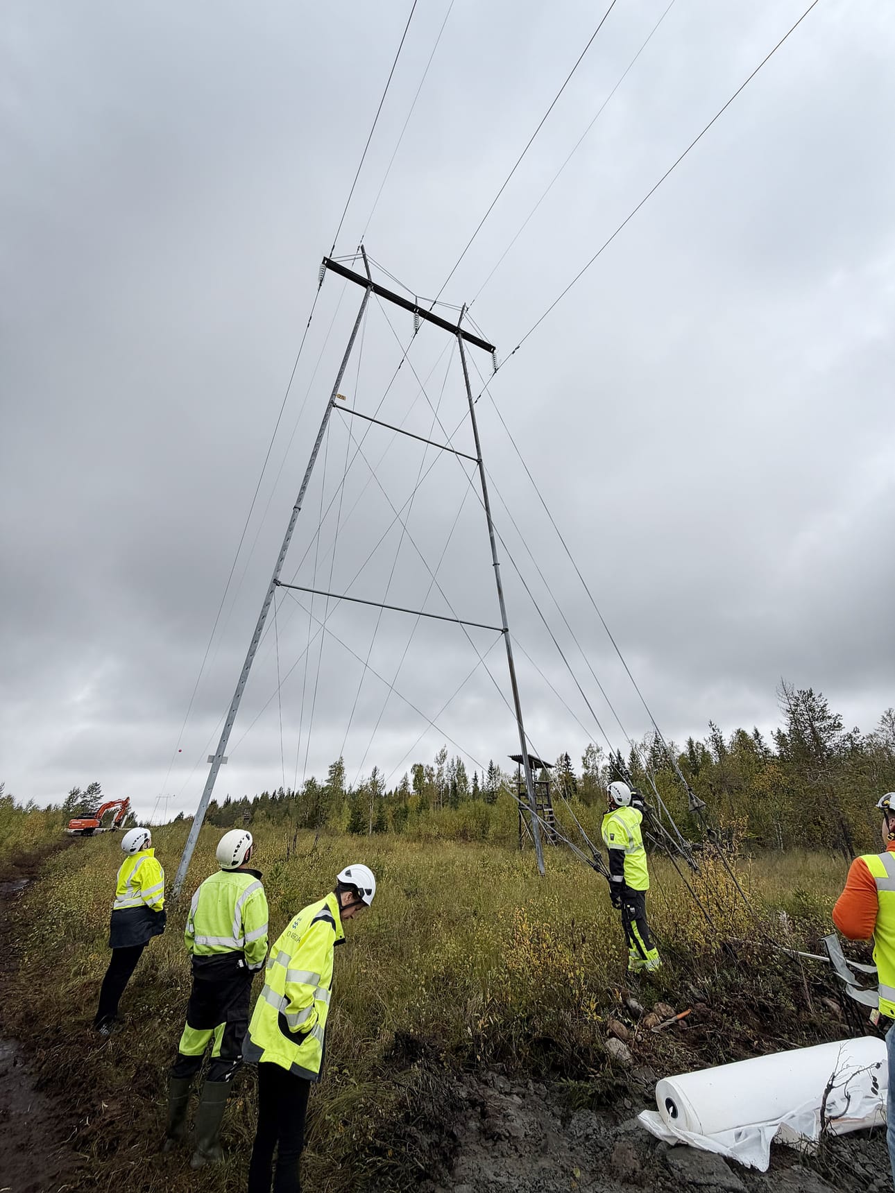 Tornionlaakson Verkko oy on uusinut voimajohtoja muun muassa Keminmaan ja Liakan välillä. Yhteensä sillä on voimaverkkoa noin 300 kilometriä ja muuta sähköverkkoa noin 4000 kilometriä.