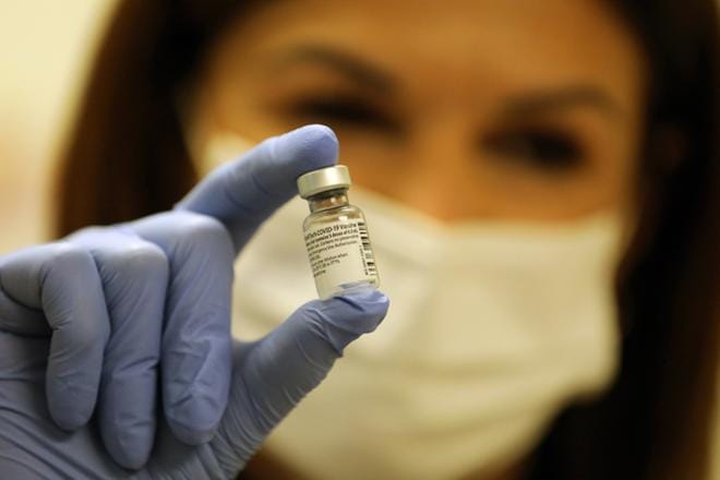 Kaikki koronarokotteet eivät vaadi -70 asteen kuljetuslämpötilaa, kuten ensimmäisenä Suomeen tullut Pfizer-Biontechin kehittämä rokote. KUVA: ABIR SULTAN/EPA