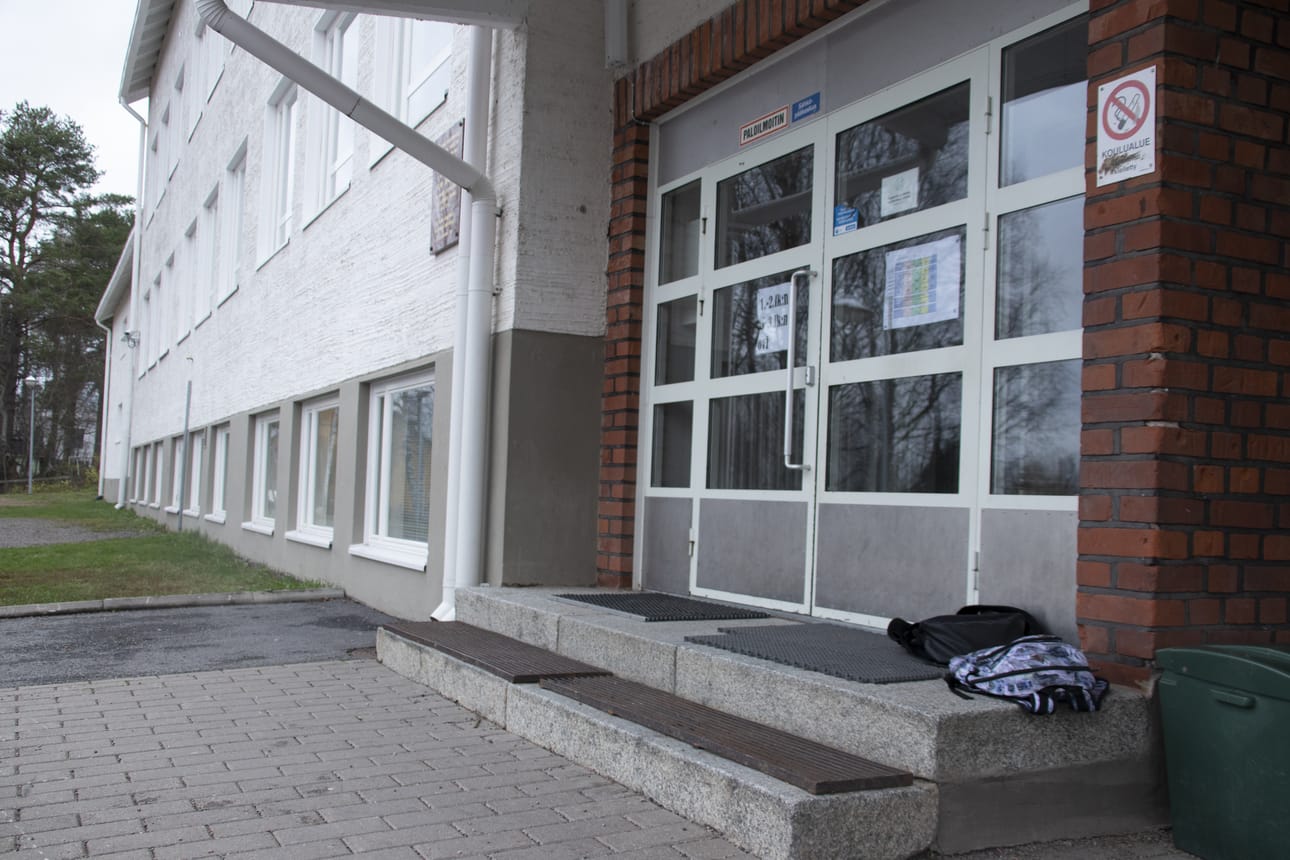 Siikalatvan kunnassa syntyy säästöä. kun vanhat kivikoulut poistuvat koulukäytöstä ja tilalle saadaan nykyaikaiset, oppilasmäärään mukaan mitoitetut koulut.
