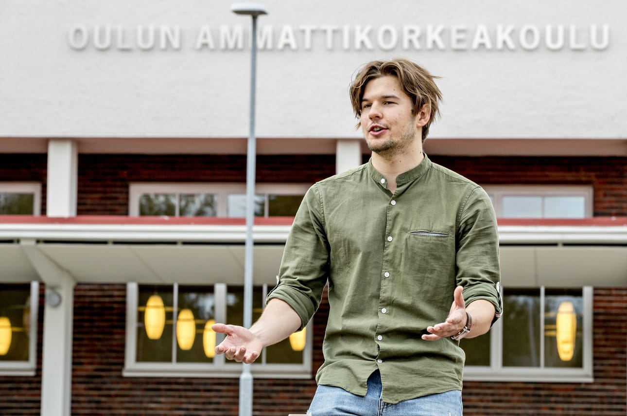 Federico Delucca halusi opiskelijavaihtoon Coventryn yliopistoon parantaakseen englanninkielen taitojansa. Hän haluaa myös vertailla, mikä maista Italia, Suomi vai Englanti tarjoaa parhaat mahdollisuudet tulevaisuudessa.