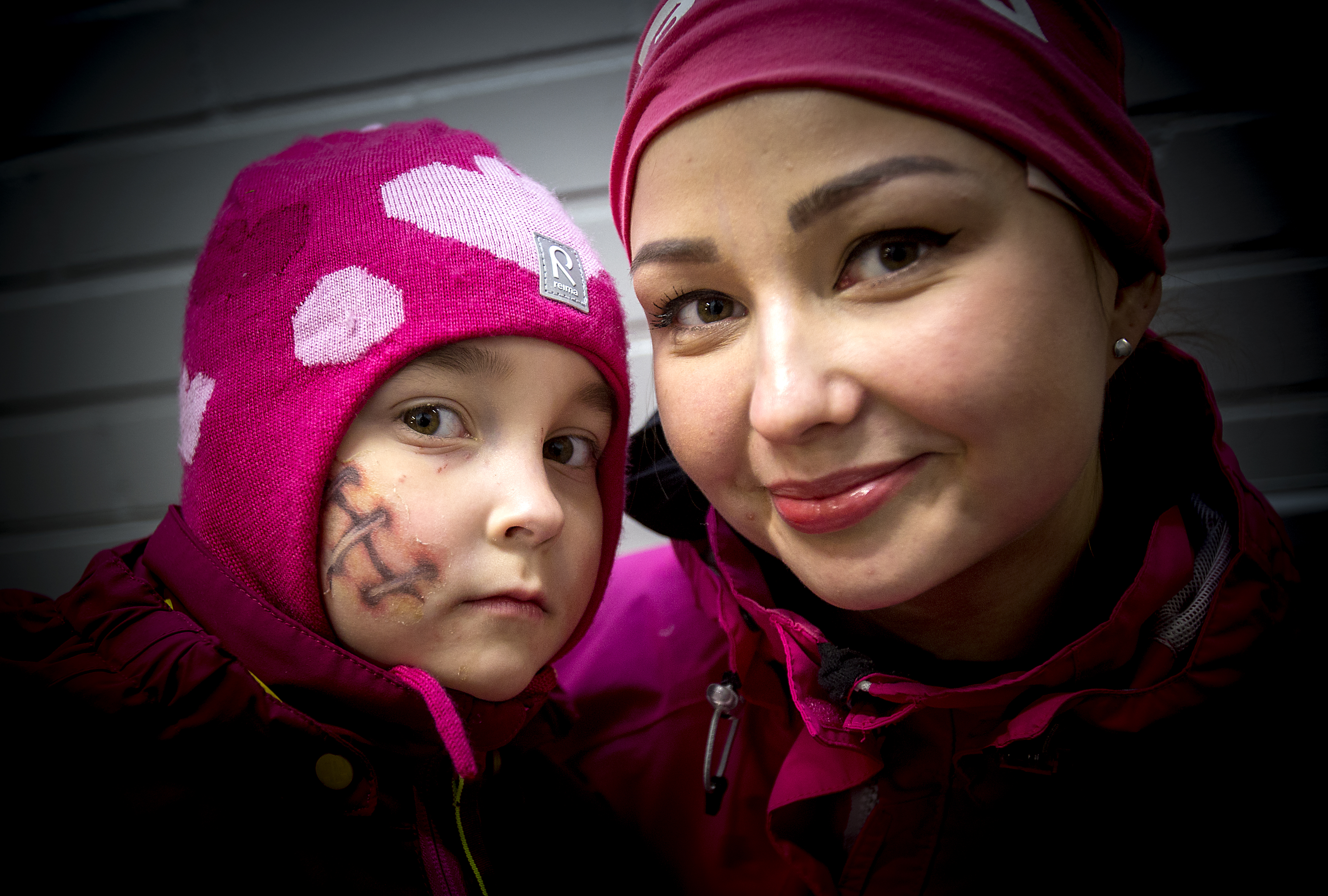 Taitoluistelua harrastava 5-vuotias Aurora Veikkolainen oli äitinsä Susanna Sovio-Veikkolaisen kanssa luistelemassa. Auroralla oli vielä viikonlopun halloween-maalaukset kasvoissa.