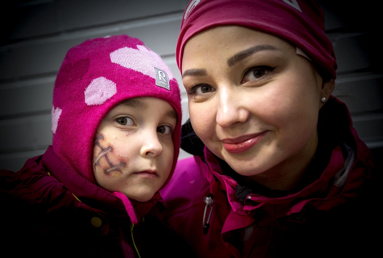 Taitoluistelua harrastava 5-vuotias Aurora Veikkolainen oli äitinsä Susanna Sovio-Veikkolaisen kanssa luistelemassa. Auroralla oli vielä viikonlopun halloween-maalaukset kasvoissa.