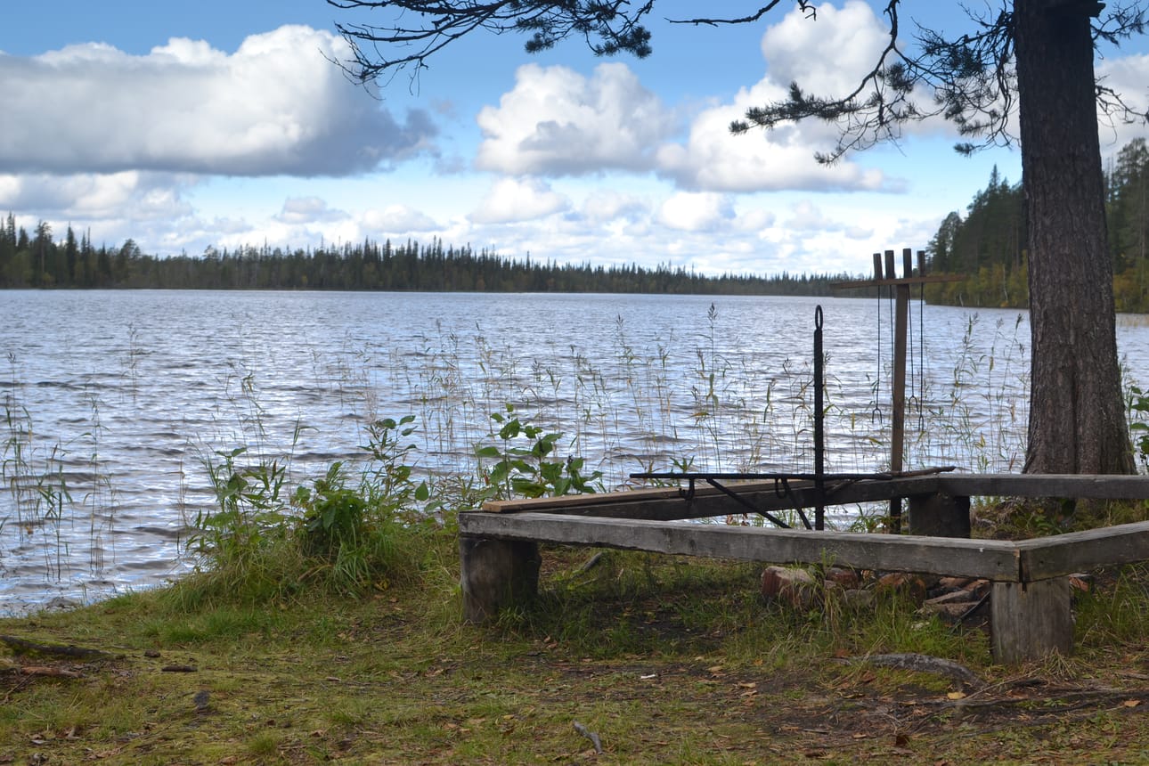 Sallan puolella Kerojärvessä on ahventa ja siikaa. Talvella paikalle voi hiihtää pilkille.