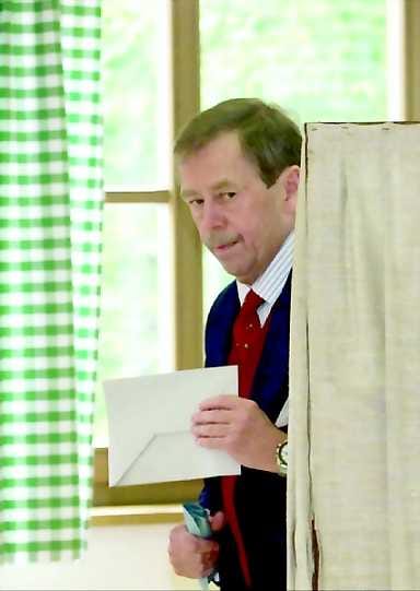 EU:n kannattaja. Tshekin presidentti Vaclav Havel äänesti parlementtivaalien ensimmäisenä päivänä Prahassa.