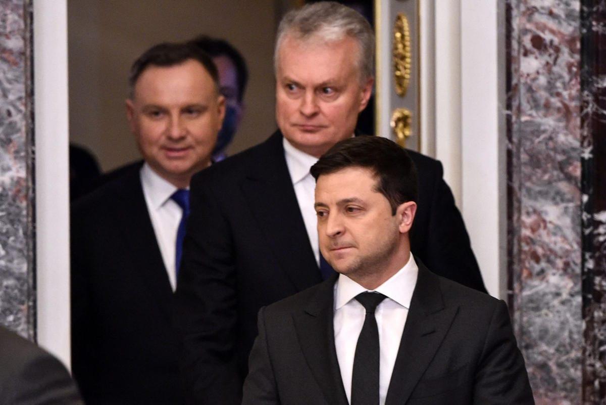 Ukrainan presidentti Volodymyr Zelenskyi (edessä) on sanonut pyrkivänsä edelleen diplomatian avulla ulos kriisistä. Hän tapasi keskiviikkona Kiovassa Liettuan ja Puolan presidentit. LEHTIKUVA / AFP