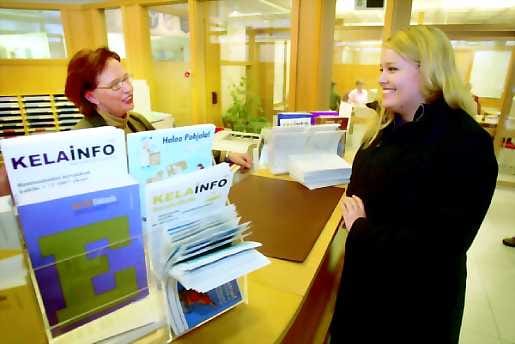Stella Järvenpäätä Oulun Kelassa palvellut Riitta Leinonen ymmärtää ja puhuu ruotsia. Minulle yhdistetäänkin taloon tulevat usein ruotsinkieliset puhelut.