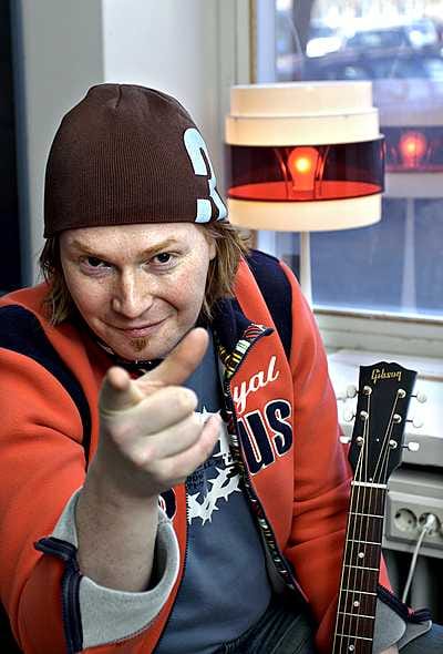 Pastori Mikko Salmi haluaa herättää keskustelua siitä, kuuluvatko kirkon palvelut myös kirkkoon kuulumattomille.