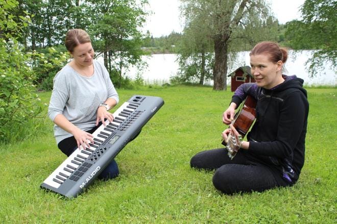 Musiikkikulttuurin lähettiläät Elina Paananen ja Leena Saunanen puhuvat yhteisöllisyyden voimasta ja positiivisesta pedagogiikasta. KUVA: MINNA HIIRONEN