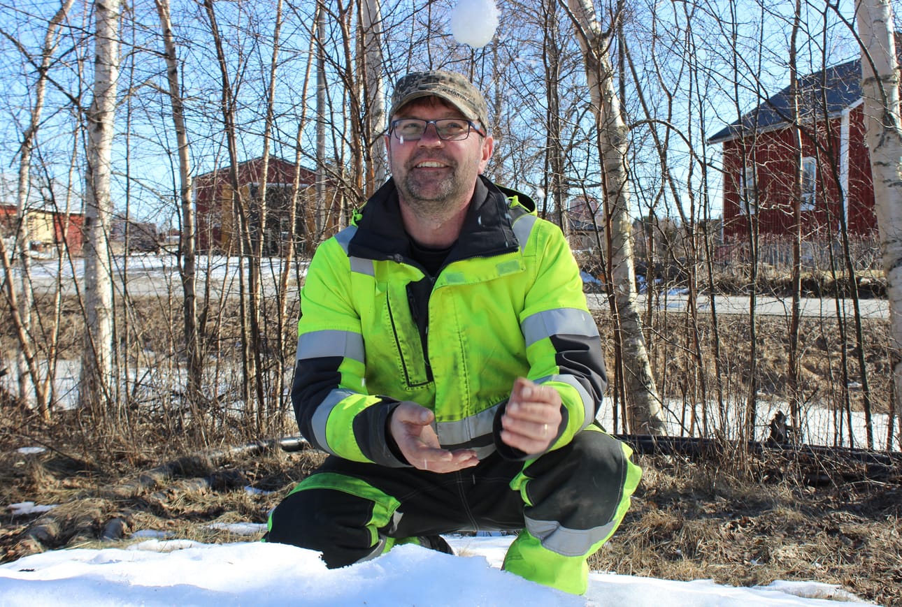‑ Lumi sulaa pian, ja kalastajat ilmestyvät Isojoen-Lapväärtinjoelle, kertoo lumipalloja heittelevä kalastuskunnan puheenjohtaja Paul Hautaviita.